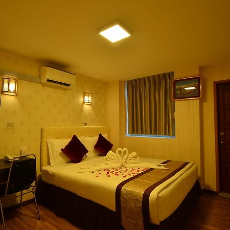 Hotel Family Treasure Yangon Esterno foto
