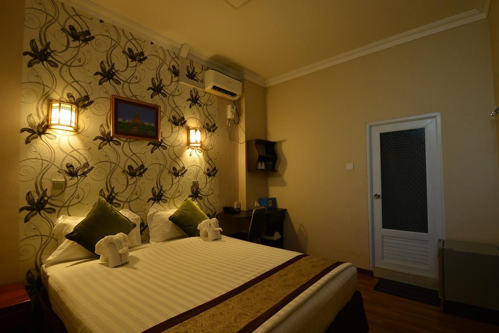 Hotel Family Treasure Yangon Esterno foto