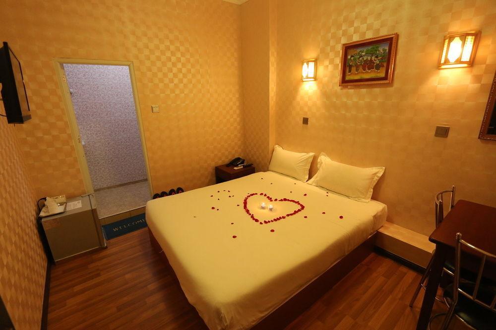 Hotel Family Treasure Yangon Esterno foto