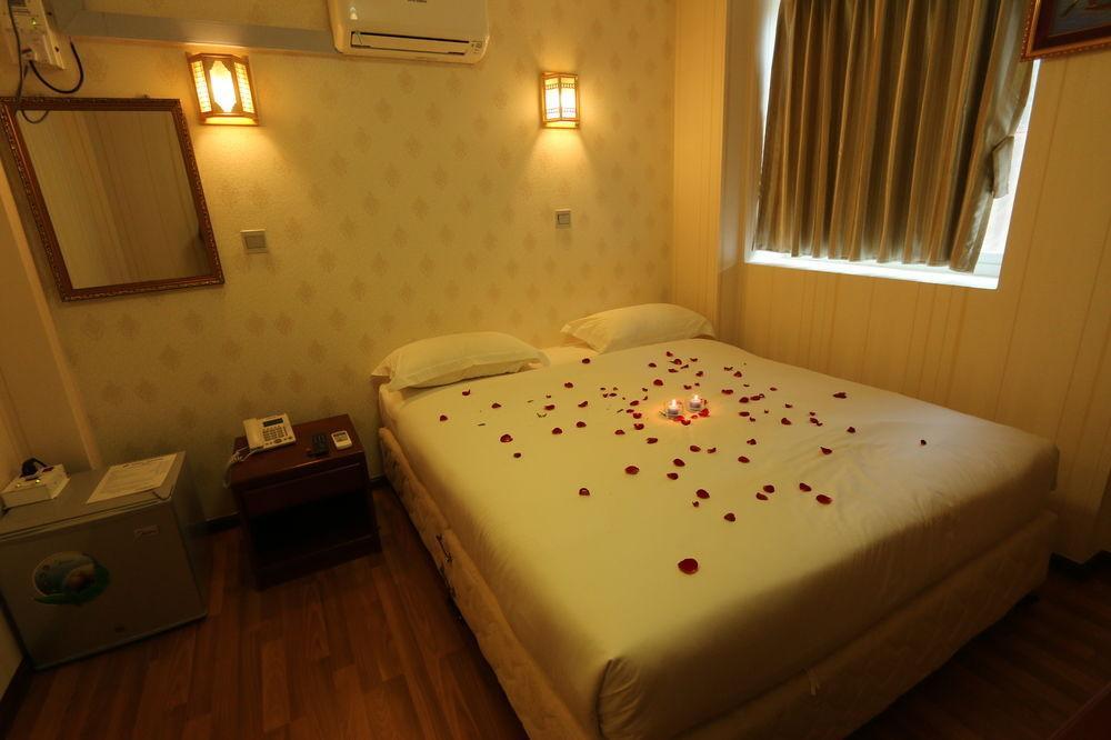 Hotel Family Treasure Yangon Esterno foto