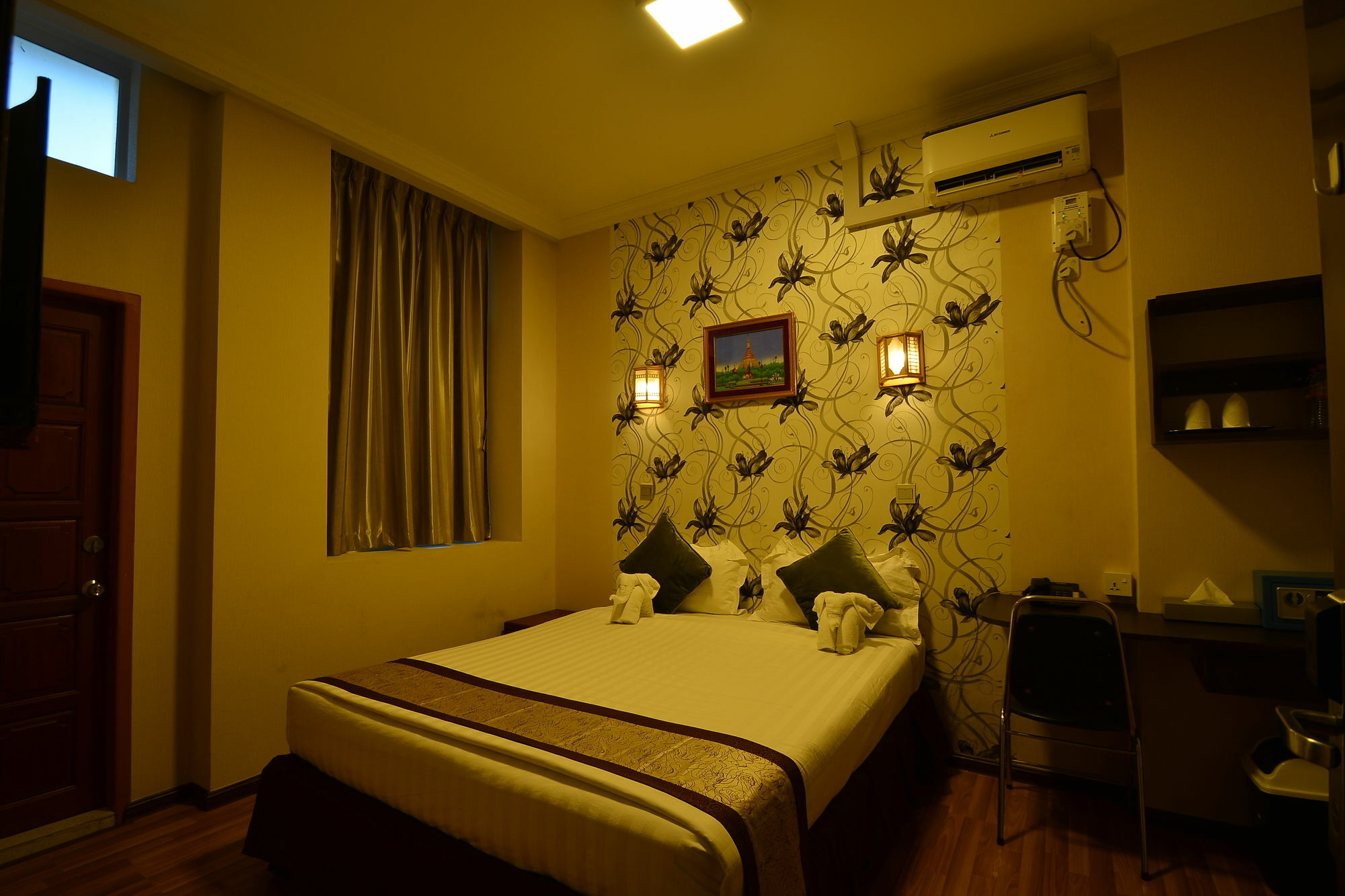 Hotel Family Treasure Yangon Esterno foto