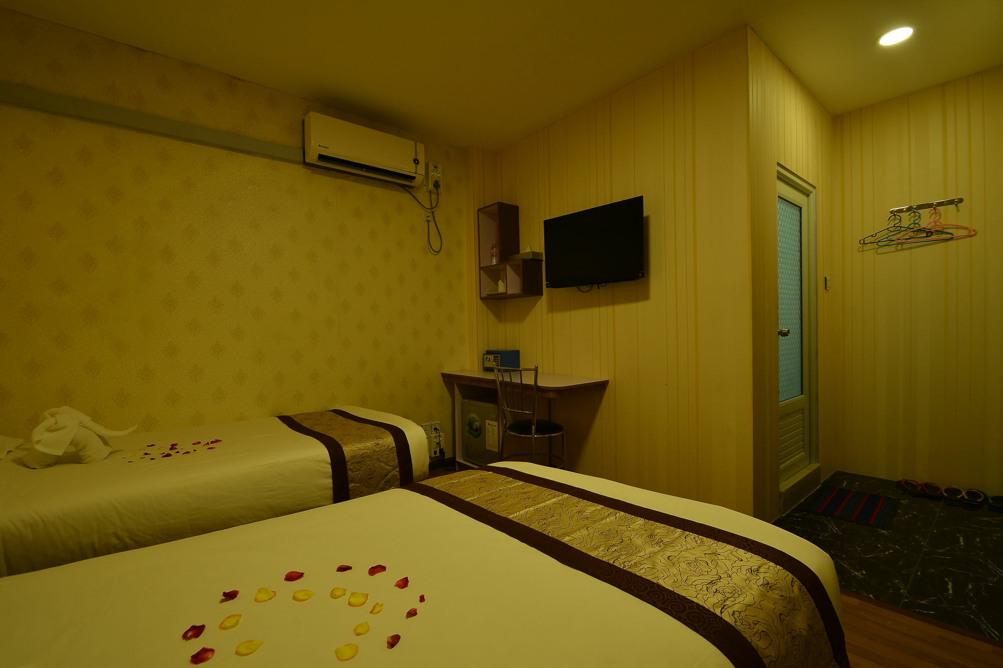 Hotel Family Treasure Yangon Esterno foto